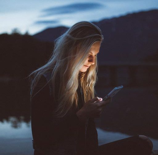sobergrind-How-social-media-can-help-in-recovery-photo-of-a-woman-using-a-smart-phone
